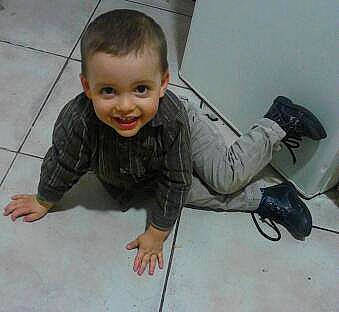 Louis participe au concours pour gagner de l'argent avec cette photo : arm, child, cool, floor, fun, girl, head, joy, person, product, toddler