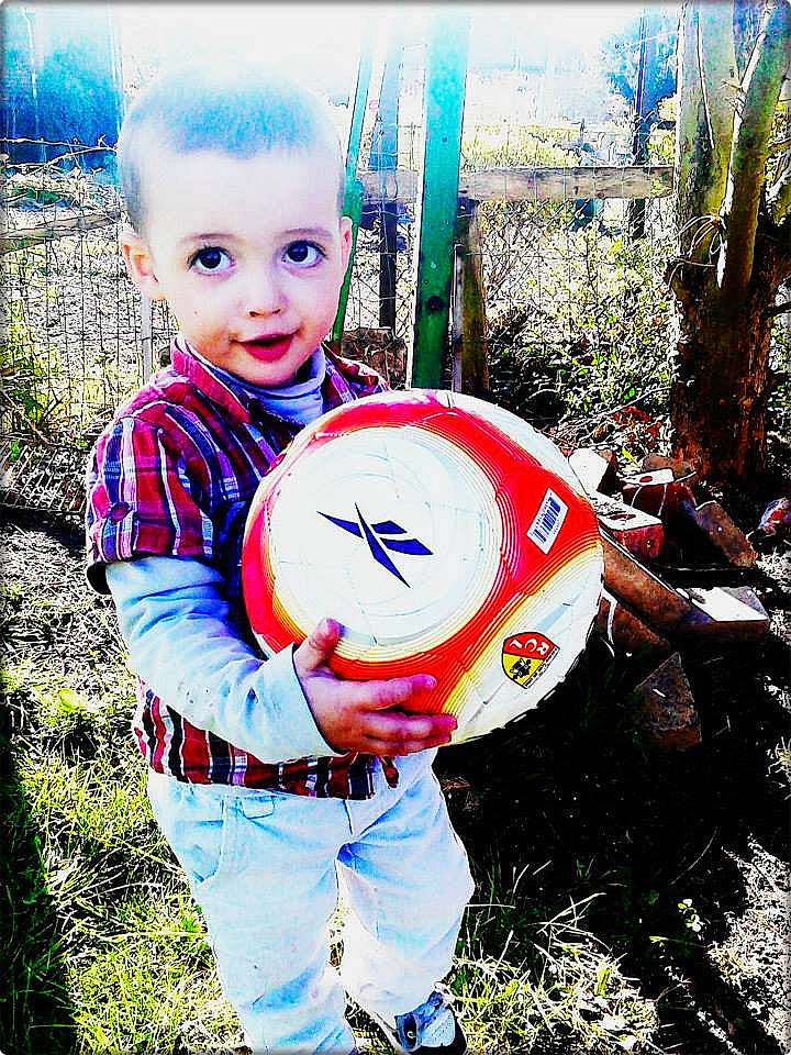 Louis a rejoint le concours — aidez-le/la à gagner de superbes lots ! boy, child, cool, fun, happiness, male, person, product, smile, toddler, tree