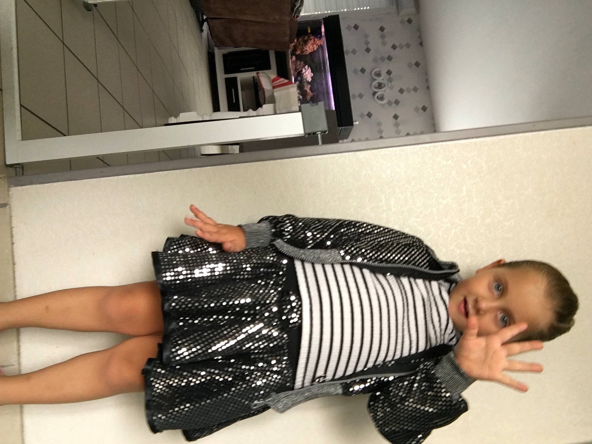 Ludivine participe au concours pour gagner de l'argent avec cette photo : black_hair, child, leg, person, photography, toddler