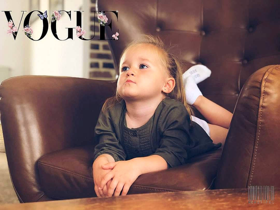 Maëlys a rejoint le concours — aidez-le/la à gagner de superbes lots ! arm, baby, chair, cheek, comfort, couch, eyelash, flash_photography, flooring, fun, furniture, gesture, happy, hardwood, person, sitting, table, thumb, toddler, varnish