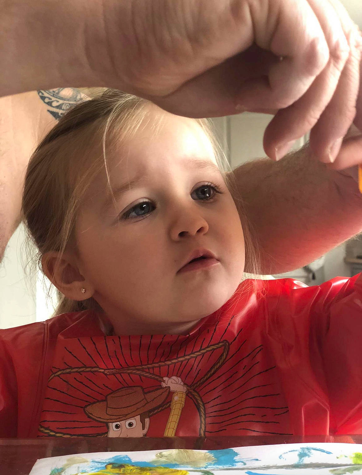 Maëlys participe au concours pour gagner de l'argent avec cette photo : baby, baby_toddler_clothing, cheek, child, close_up, eyelash, finger, fun, gesture, happy, iris, lip, mouth, nose, people, person, sharing, skin, tableware, thumb