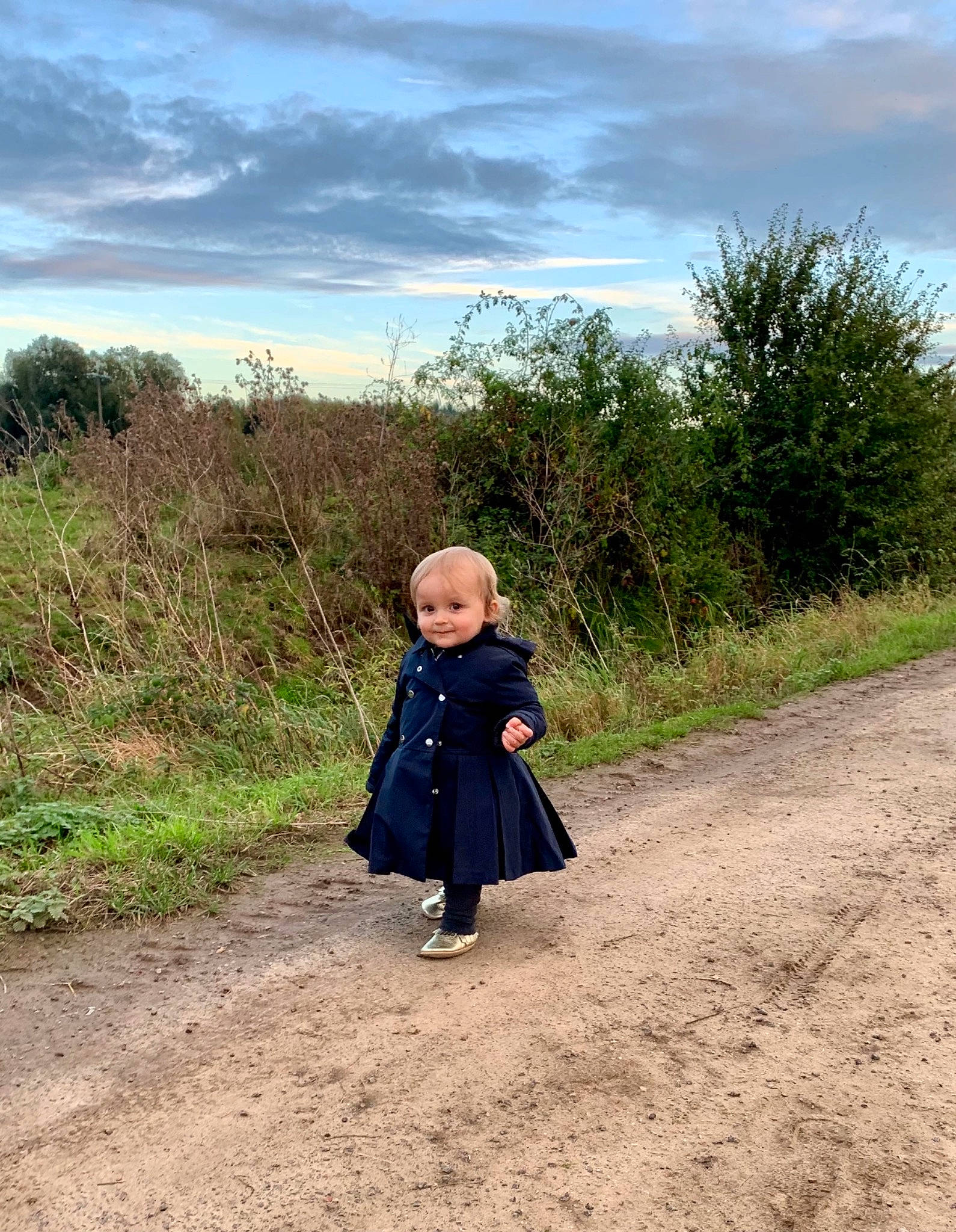 Mahault participe au concours pour gagner de l'argent avec cette photo : asphalt, cloud, ecoregion, electric_blue, grass, grassland, jacket, joy, landscape, leisure, natural_landscape, people_in_nature, person, plain, plant, prairie, road, road_surface, sky, toddler