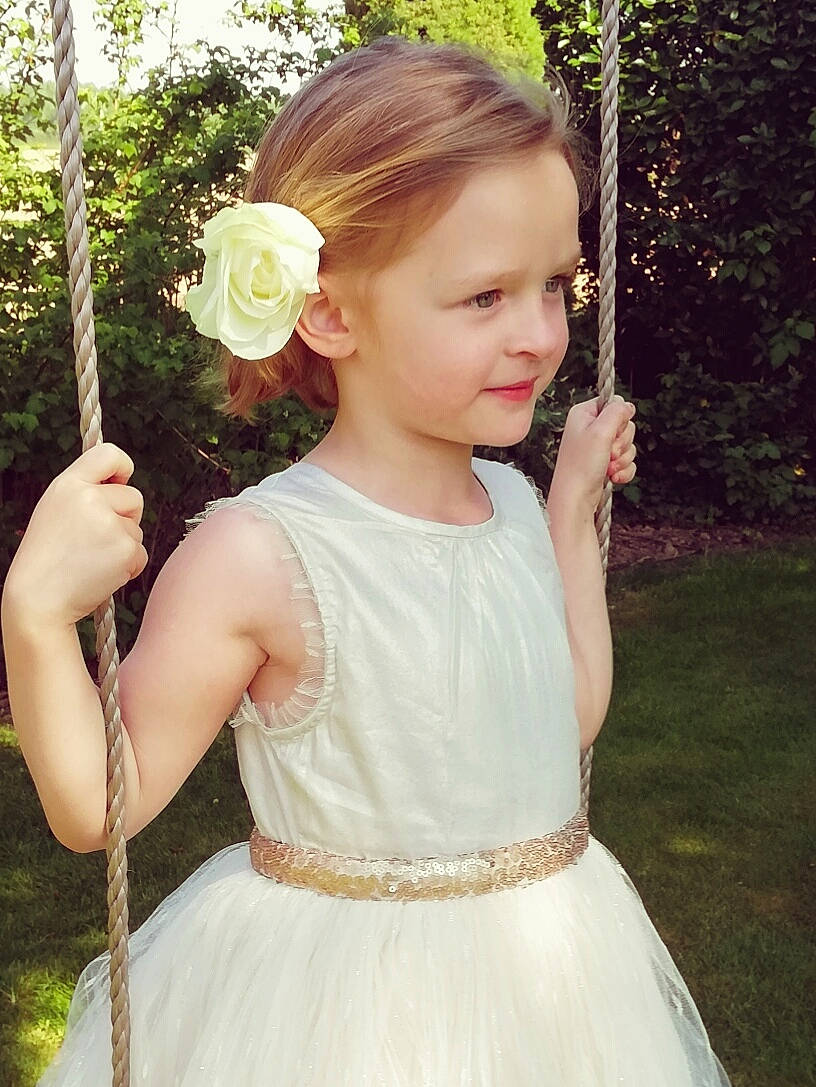 Lou a rejoint le concours — aidez-le/la à gagner de superbes lots ! baby_toddler_clothing, beauty, day_dress, dress, finger, gesture, grass, hairstyle, happy, headgear, lip, people_in_nature, person, photograph, pink, plant, shoulder, summer, toddler, tree