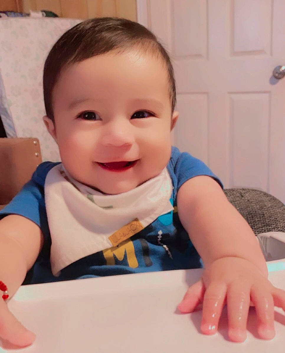 Gael is registered to the contest to win money with this photo: baby, baby_toddler_clothing, cheek, chin, door, eye, facial_expression, finger, gesture, hand, happy, iris, joy, nose, person, product, skin, sleeve, smile, standing