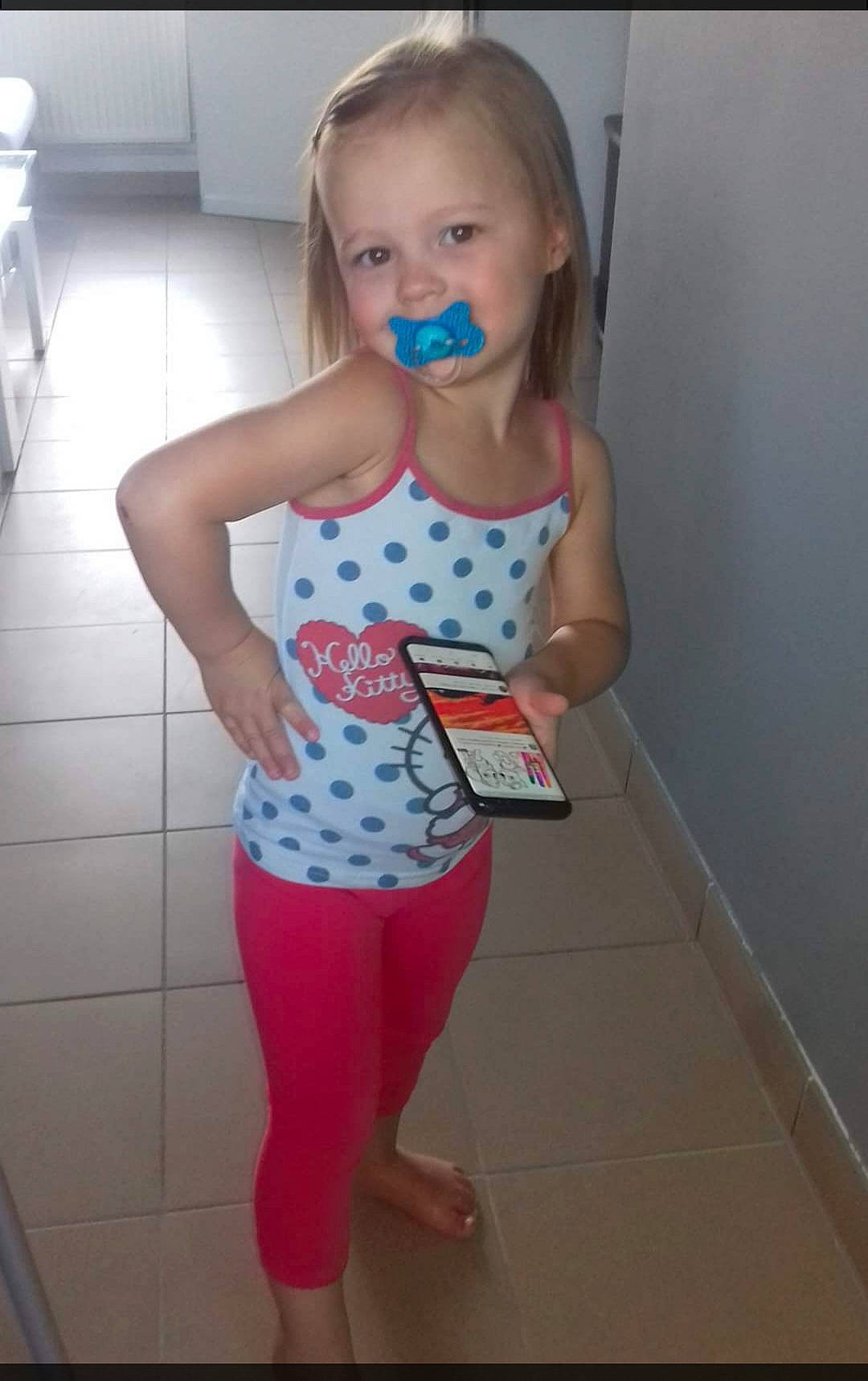 Eléana a rejoint le concours — aidez-le/la à gagner de superbes lots ! arm, blond, calf, elbow, fashion_design, fun, hairstyle, human_leg, joint, knee, leg, magenta, pattern, person, shoulder, smile, sportswear, thigh, toddler, trunk