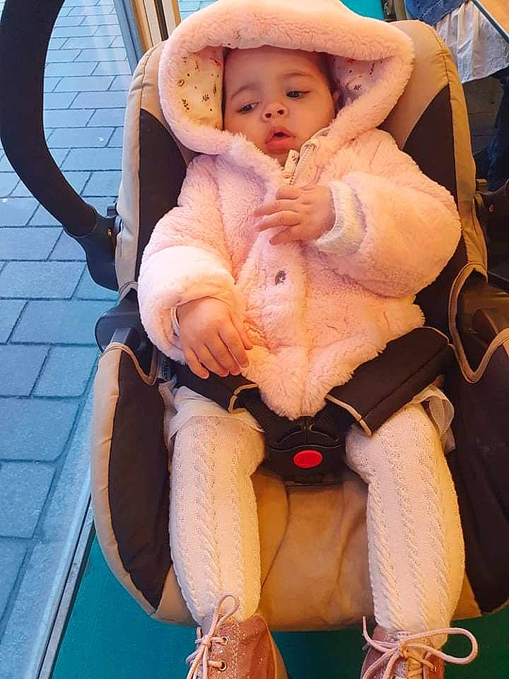 Jasmine participe au concours pour gagner de l'argent avec cette photo : abdomen, baby, baby_carriage, baby_products, baby_safety, car_seat, chest, comfort, fashion_accessory, fawn, head, human_leg, knee, lap, person, shorts, sitting, skin, thigh, toddler