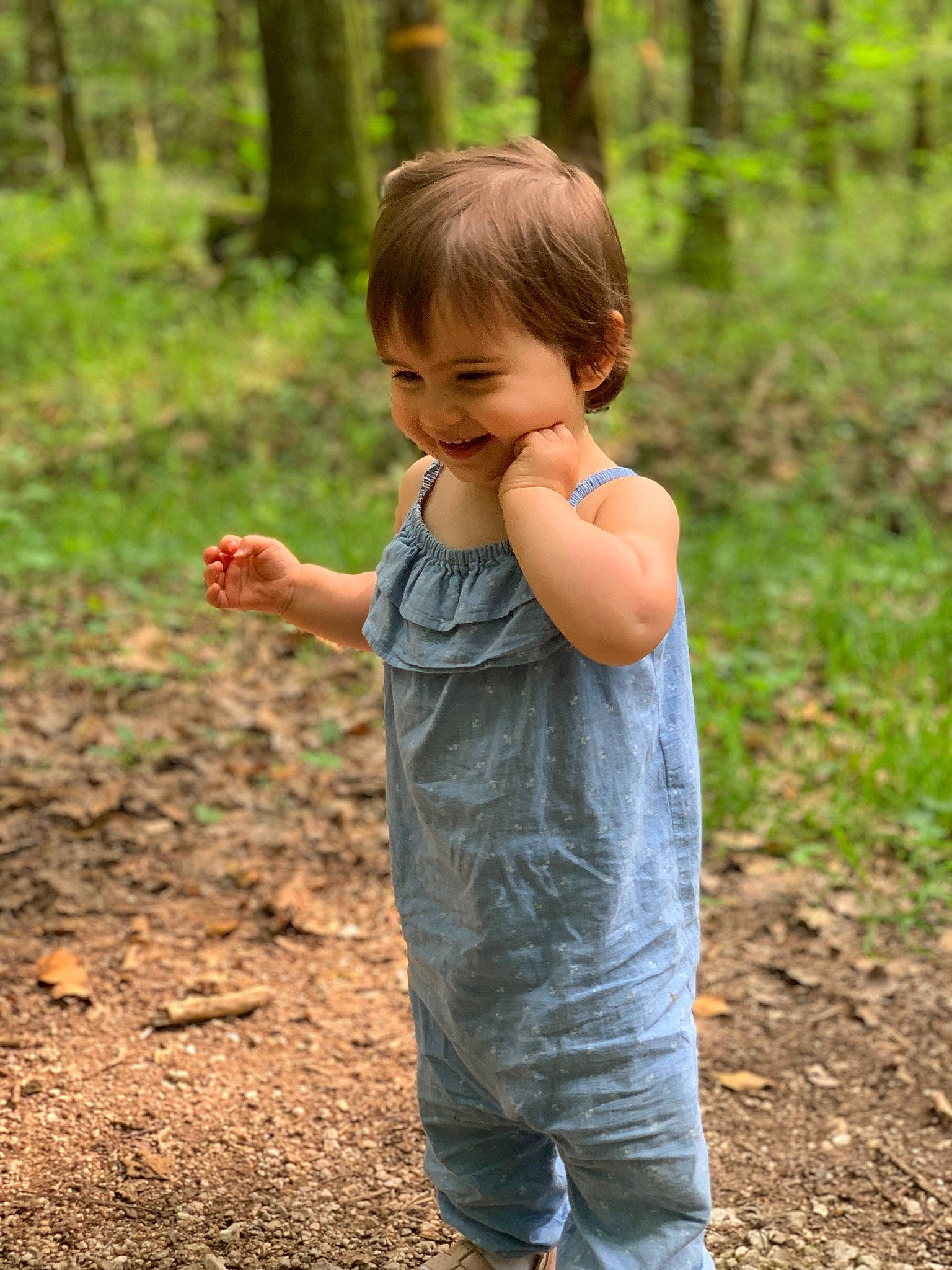 Diana a rejoint le concours — aidez-le/la à gagner de superbes lots ! child, forest, gesture, grass, hair, hand, happy, head, joy, landscape, leisure, mammal, natural_landscape, people_in_nature, person, plant, recreation, t_shirt, toddler, tree