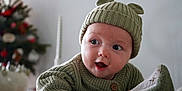 Gabin participe au concours pour gagner de l'argent avec cette photo : baby, blanket, child, christmas_tree, cozy, cute, decor, expression, face, festive, green_sweater, holiday, indoor, infant, knit_hat, open_mouth, portrait, soft_texture, warm_clothing, wide_eyes