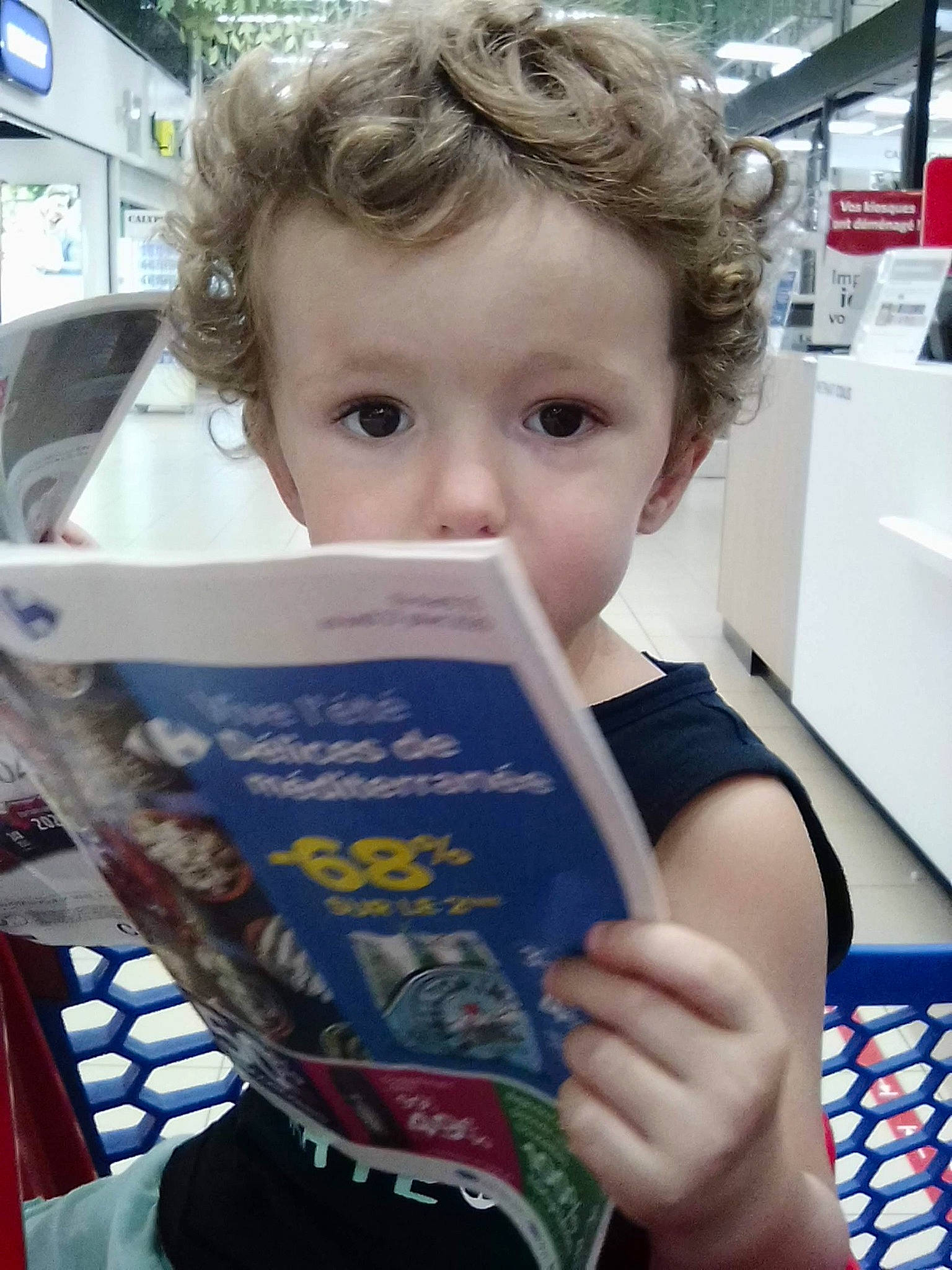 Jaimy participe au concours pour gagner de l'argent avec cette photo : child, person, reading, toddler, vacation