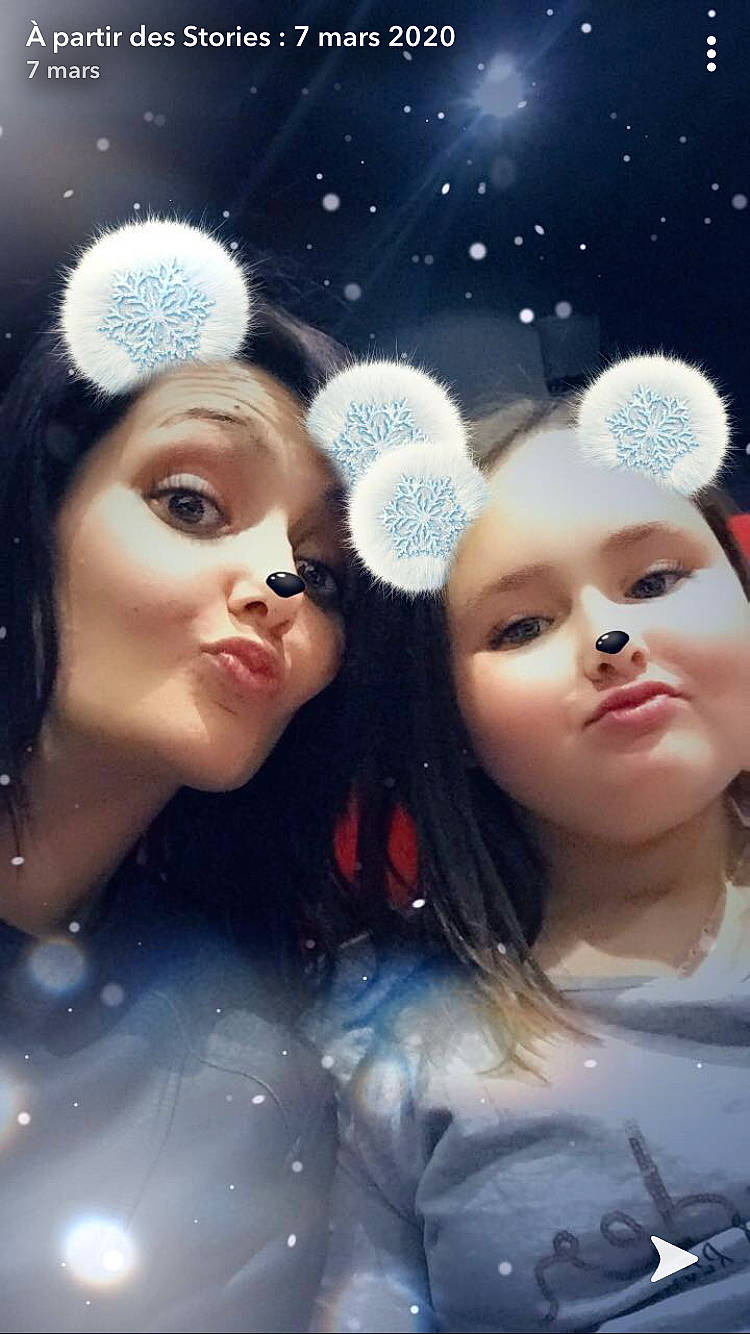 Lily Rose participe au concours pour gagner de l'argent avec cette photo : cheek, person, photography, photomontage, smile, space