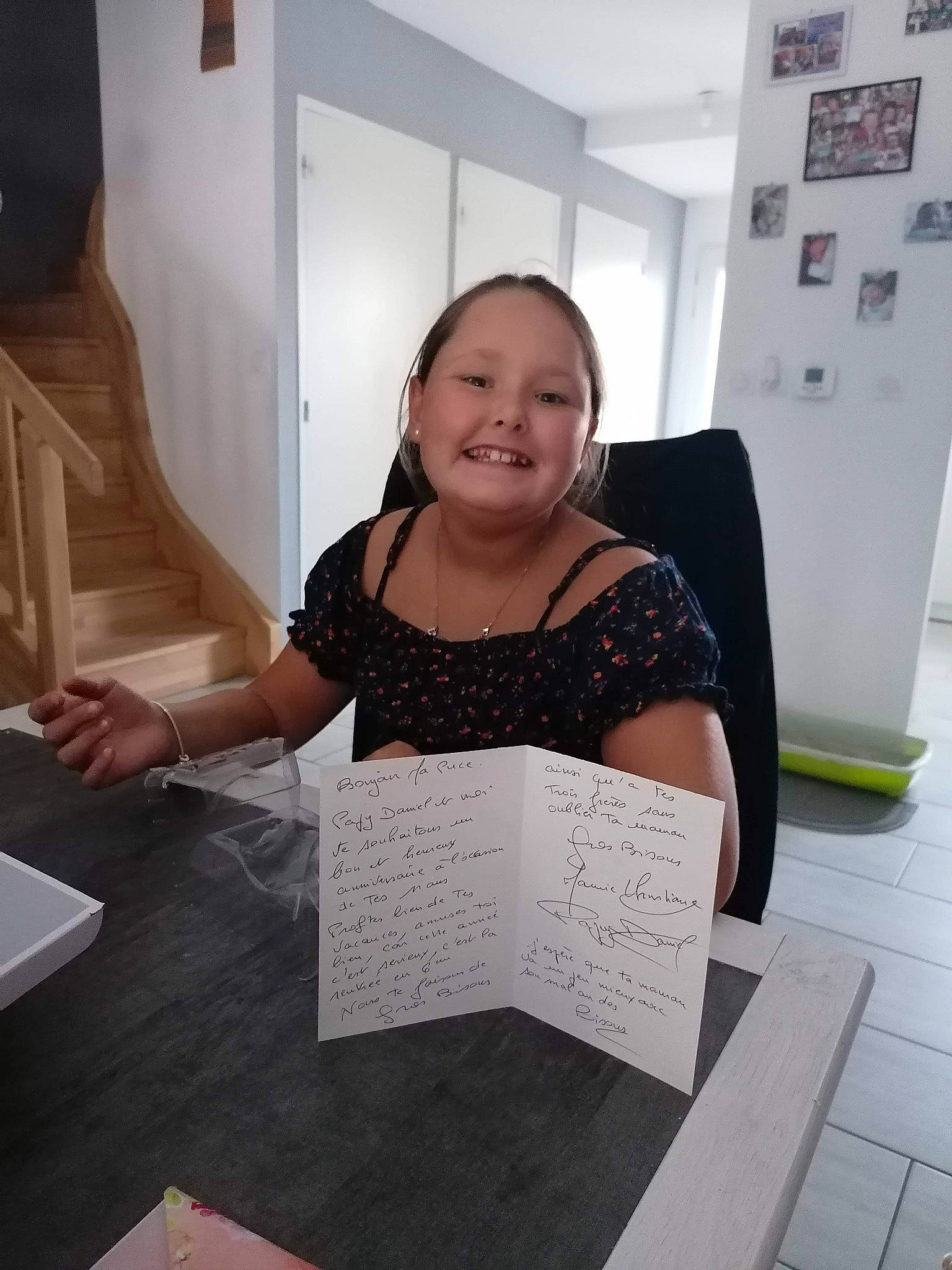 Lily Rose a rejoint le concours — aidez-le/la à gagner de superbes lots ! joy, person, shoulder