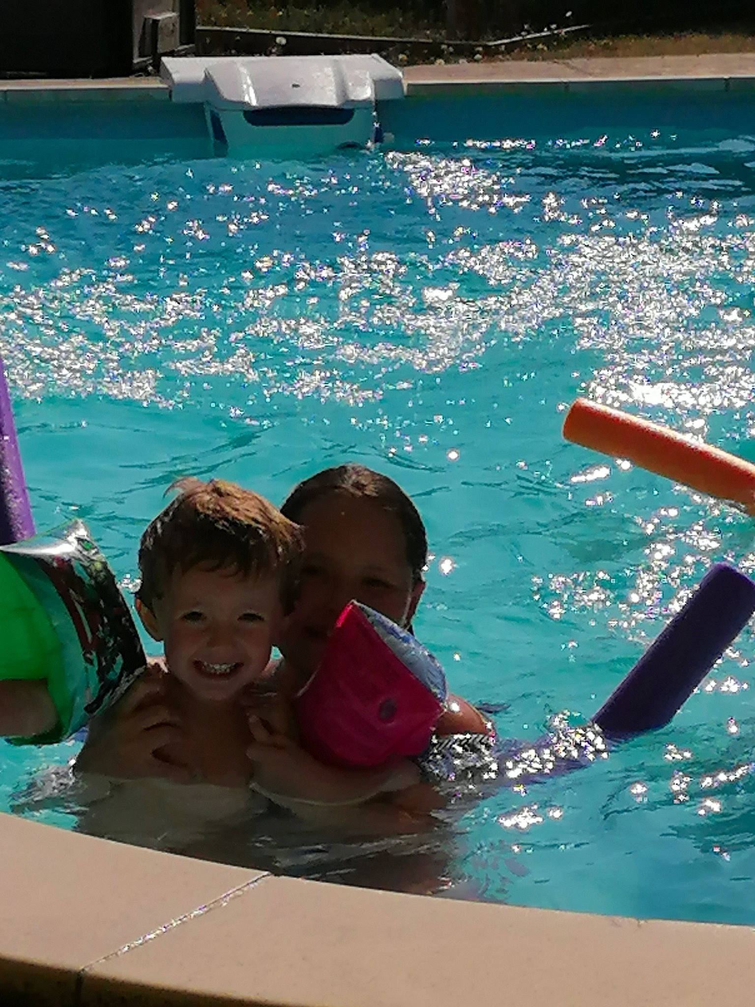 Jaïmy participe au concours pour gagner de l'argent avec cette photo : child, fun, games, joy, leisure, leisure_centre, person, play, recreation, summer, swimming, swimming_pool, under_exposed, vacation, water