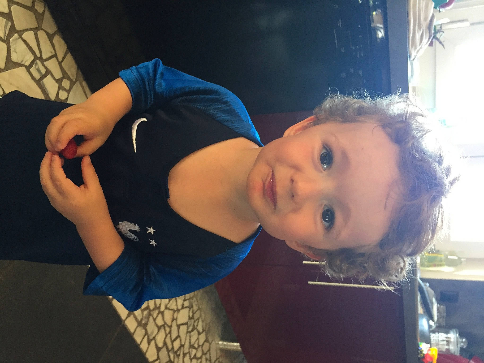 Jaïmy participe au concours pour gagner de l'argent avec cette photo : arm, black_hair, cheek, child, chin, cool, elbow, eye, hair, hairstyle, hand, head, human, joint, leg, mouth, neck, nose, person, shoulder