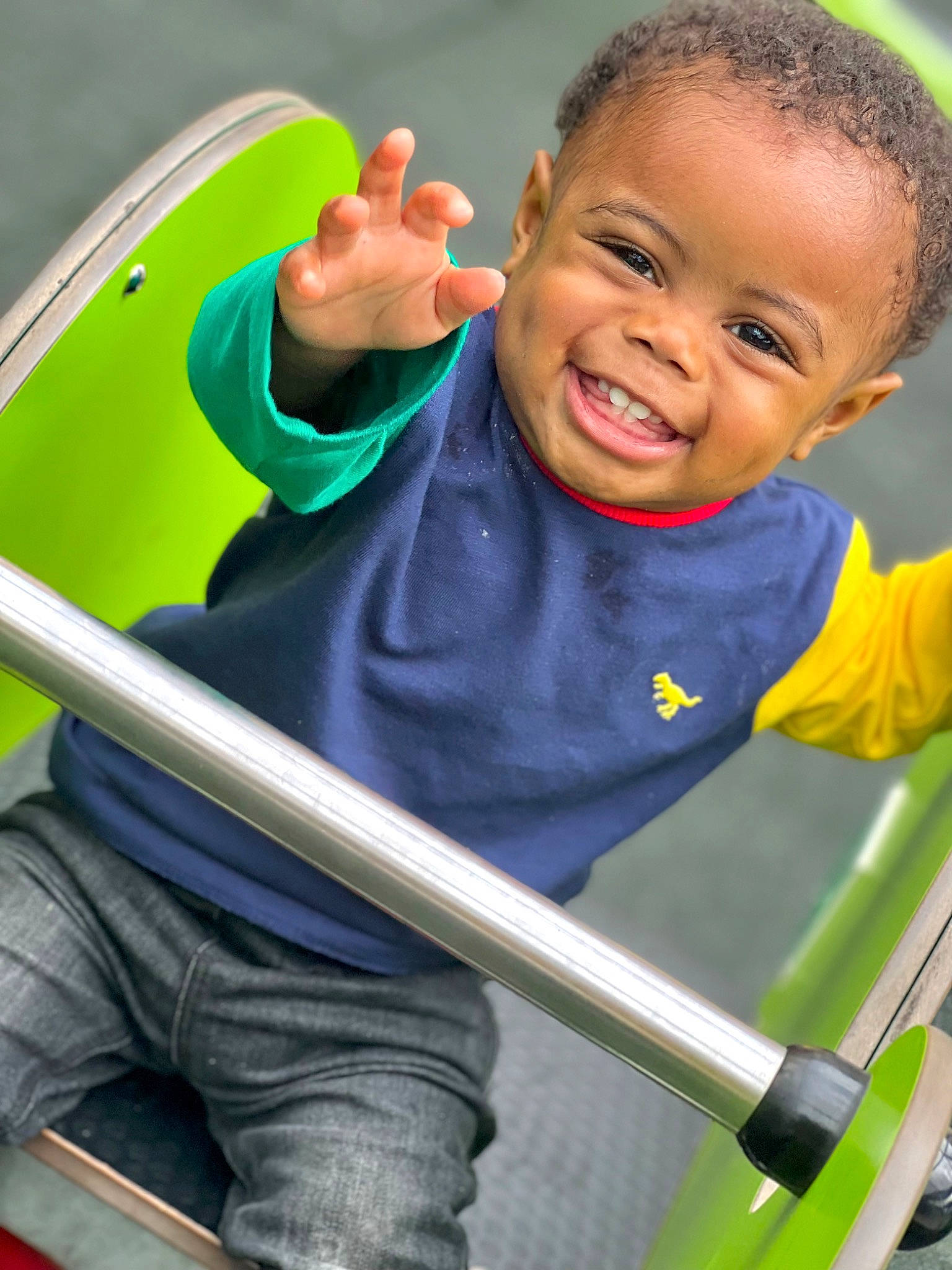Andrew participe au concours pour gagner de l'argent avec cette photo : baby, baby_toddler_clothing, chair, child, clothing, facial_expression, finger, fun, gesture, green, hand, happy, joy, leisure, nose, person, public_space, recreation, skin, smile