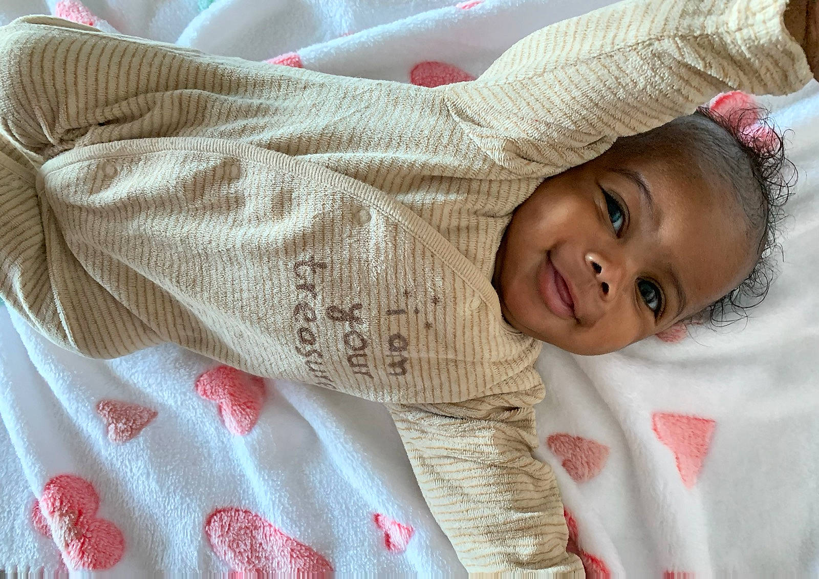 Andrew participe au concours pour gagner de l'argent avec cette photo : baby, baby_products, baby_toddler_clothing, bedding, blanket, child, comfort, event, happy, hat, linens, lip, nose, pattern, person, room, skin, sleeve, smile, textile