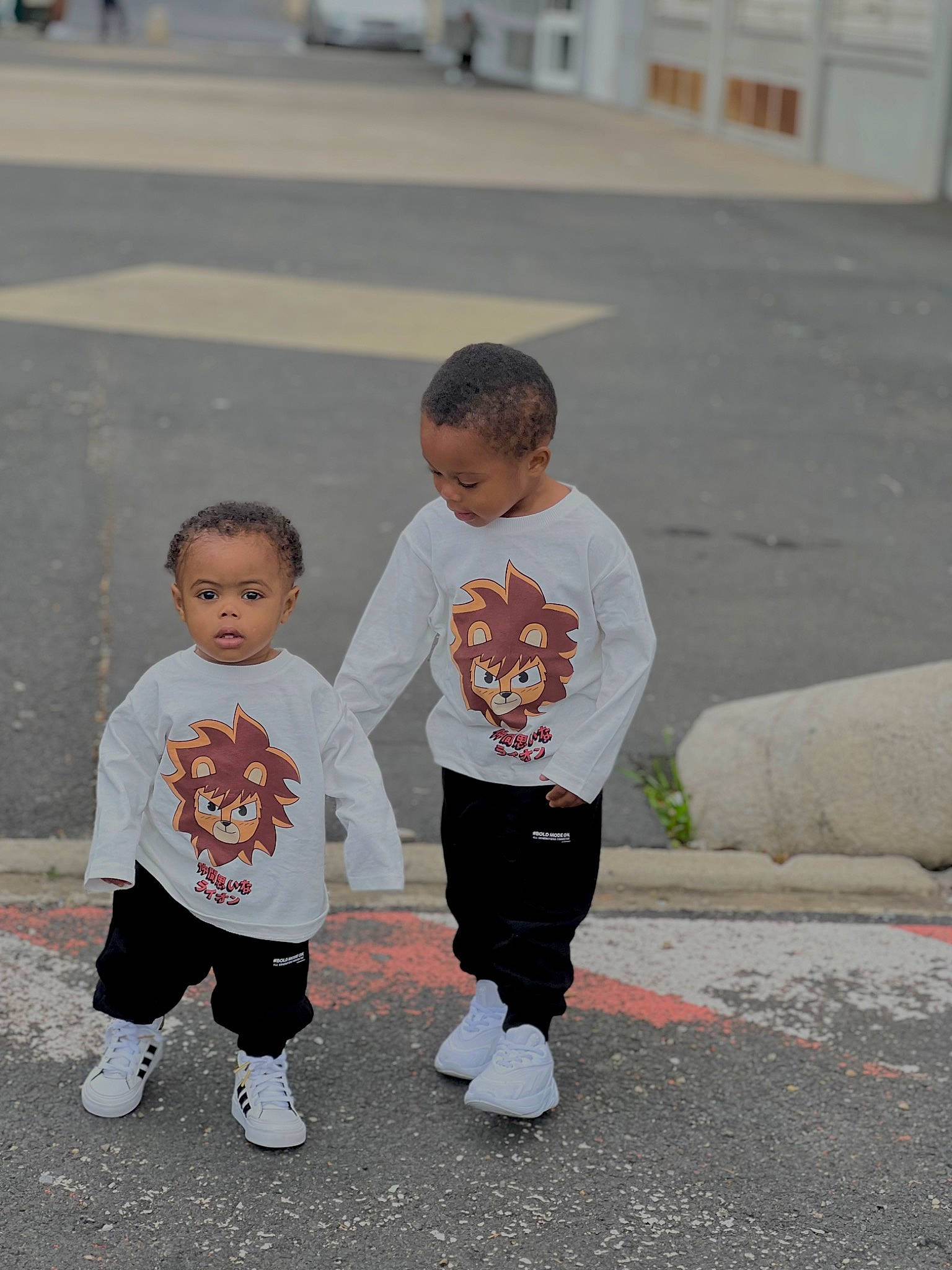 Andrew participe au concours pour gagner de l'argent avec cette photo : asphalt, child, competition_event, fun, gesture, happy, leisure, pedestrian, person, recreation, road, running, sidewalk, sitting, sleeve, street, sweatpant, t_shirt, toddler, vacation