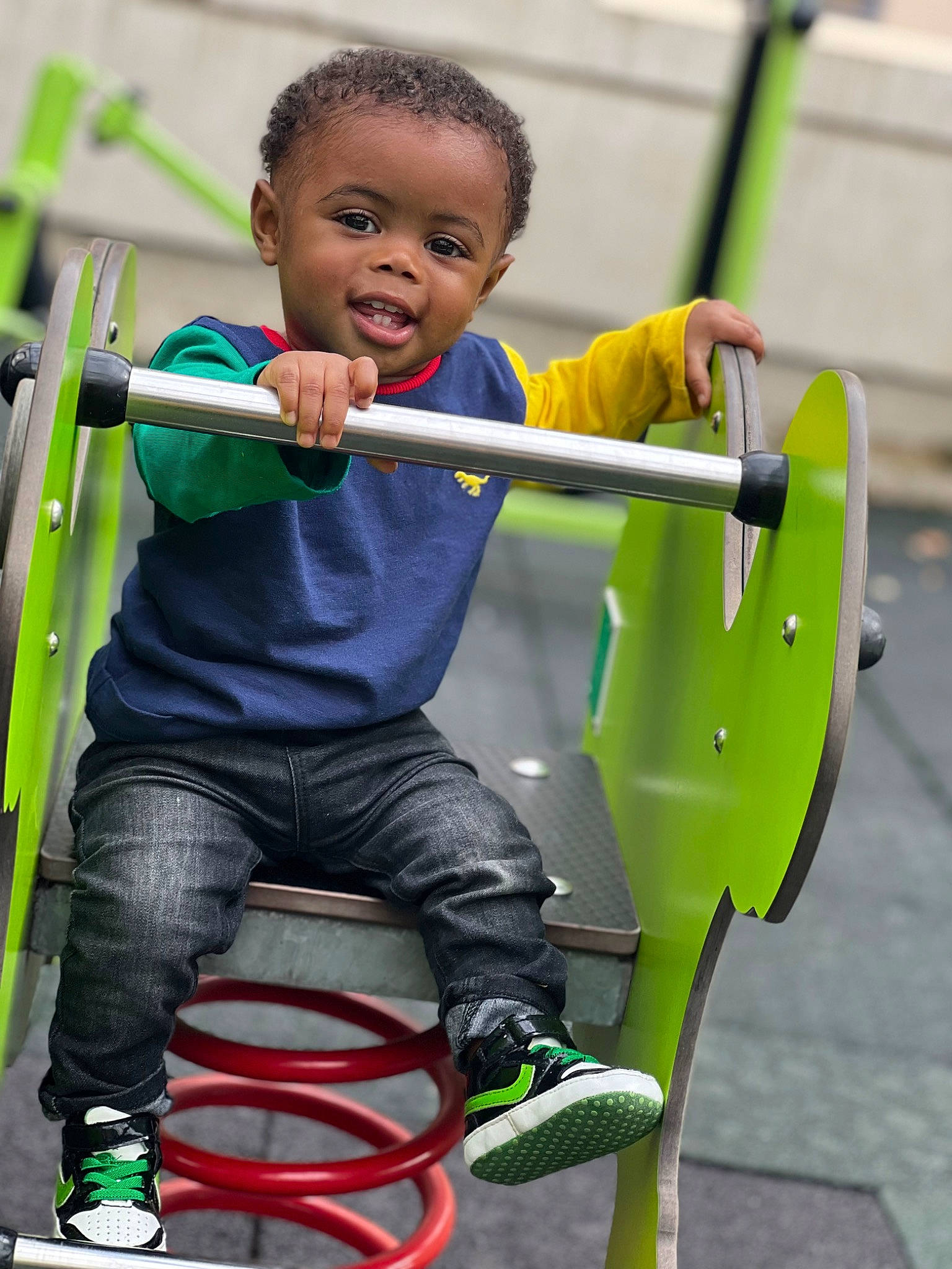 Andrew participe au concours pour gagner de l'argent avec cette photo : child, city, electric_blue, fun, grass, green, happy, leisure, outdoor_play_equipment, person, play, playground, public_space, recreation, sitting, t_shirt, tire, toddler, vehicle, wheel