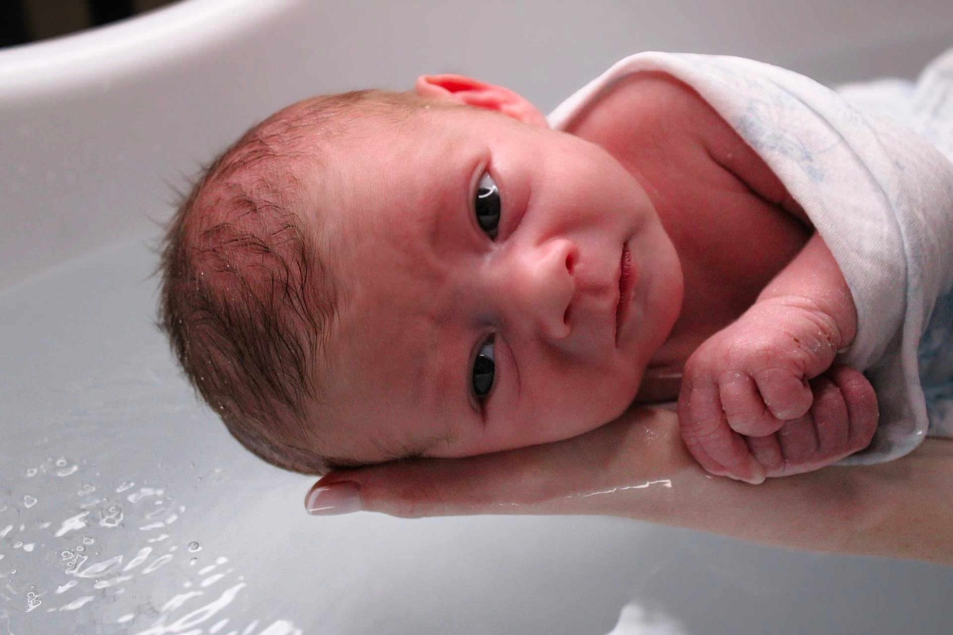 Jules a rejoint le concours — aidez-le/la à gagner de superbes lots ! newborn, baby, infant, face, hand, water, bath, skin, wrapped, closeup, cute, small, human, person, resting, peaceful, soft, tender, indoors, portrait
