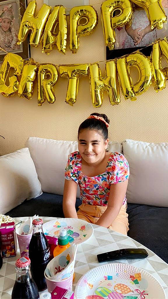 Dalel participe au concours pour gagner de l'argent avec cette photo : comfort, couch, design, event, font, happy, interior_design, joy, light, lighting, linens, magenta, person, photograph, pillow, plate, room, sitting, smile, table