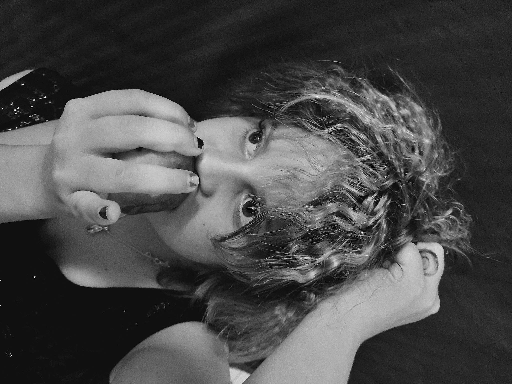 Loriana participe au concours pour gagner de l'argent avec cette photo : arm, black, black_and_white, black_hair, drinkware, eyebrow, eyelash, finger, flash_photography, gesture, hand, happy, human_body, lip, mouth, nail, neck, skin, style, water