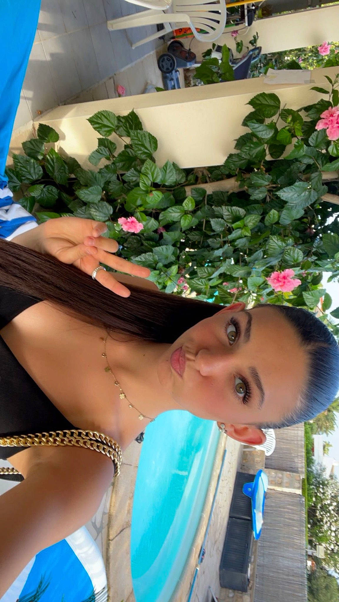 Cassie a rejoint le concours — aidez-le/la à gagner de superbes lots ! beauty, bridal_accessory, bride, cosmetics, event, eyelash, fashion_accessory, floral_design, flower, flower_arranging, formal_wear, gown, grass, green, happy, headpiece, jewellery, person, petal, plant