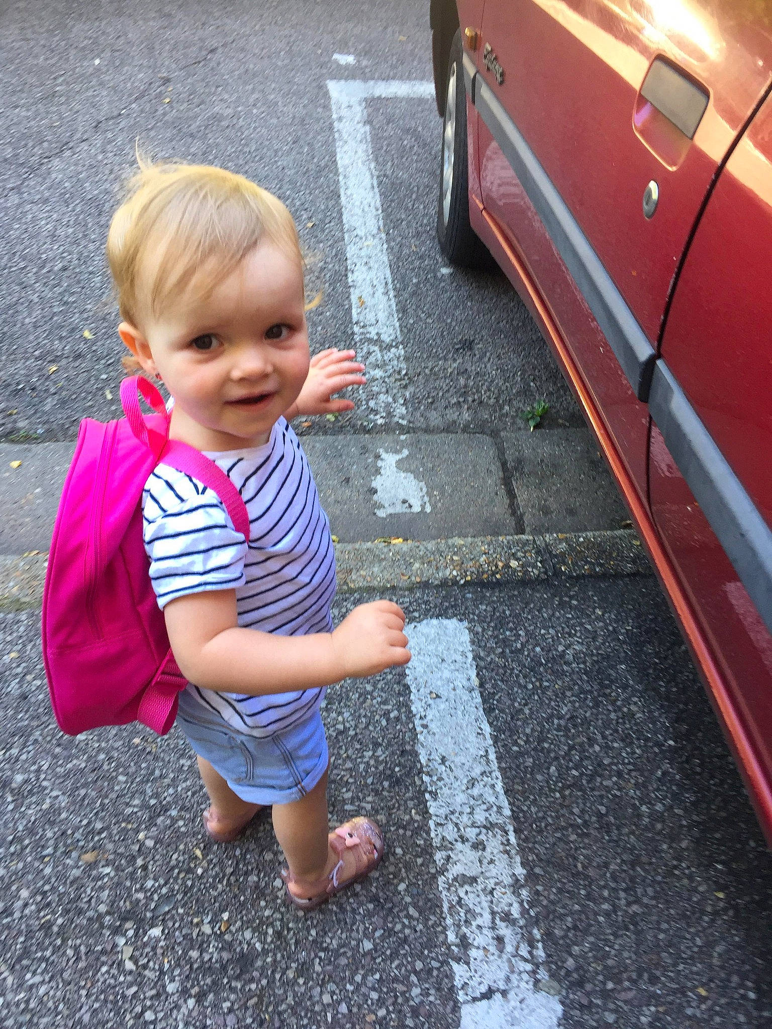 Eliza participe au concours pour gagner de l'argent avec cette photo : asphalt, auto_part, automotive_window_part, baby, car, child, family_car, footwear, glass, hand, person, pink, road_surface, shoe, sitting, smile, summer, toddler, vacation, vehicle