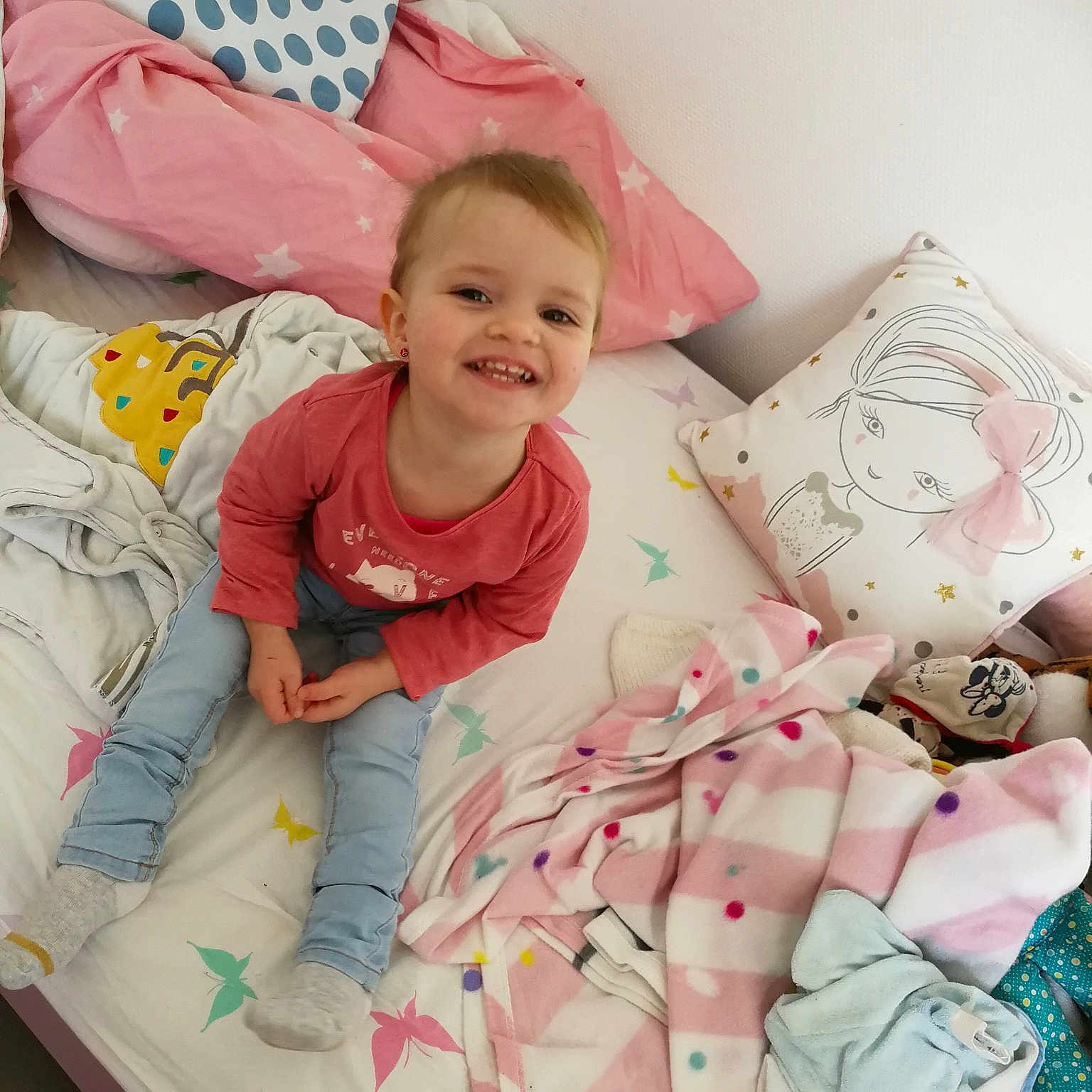 Eliza participe au concours pour gagner de l'argent avec cette photo : baby, bed, bed_sheet, bedding, bedtime, blanket, child, furniture, joy, linens, pattern, person, pink, play, room, sleep, smile, textile, toddler