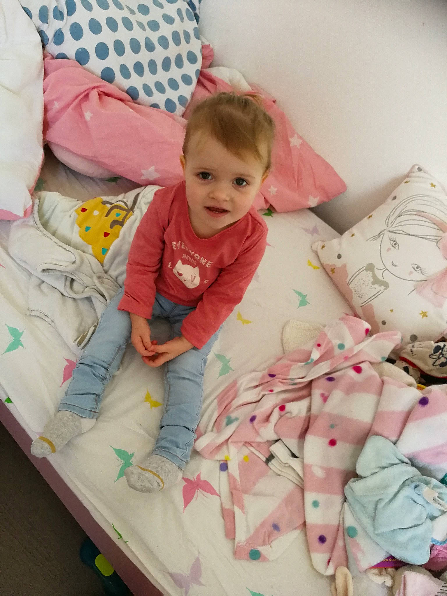 Eliza participe au concours pour gagner de l'argent avec cette photo : baby, bed, bed_sheet, bedding, bedtime, blanket, child, furniture, linens, pajamas, pattern, person, pink, play, product, room, skin, smile, textile, toddler