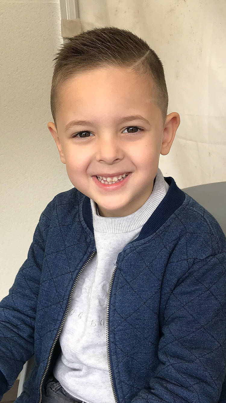 Adam a rejoint le concours — aidez-le/la à gagner de superbes lots ! buzz_cut, caesar_cut, cheek, child, child_model, chin, face, facial_expression, forehead, hair, hairstyle, joy, person, smile, toddler