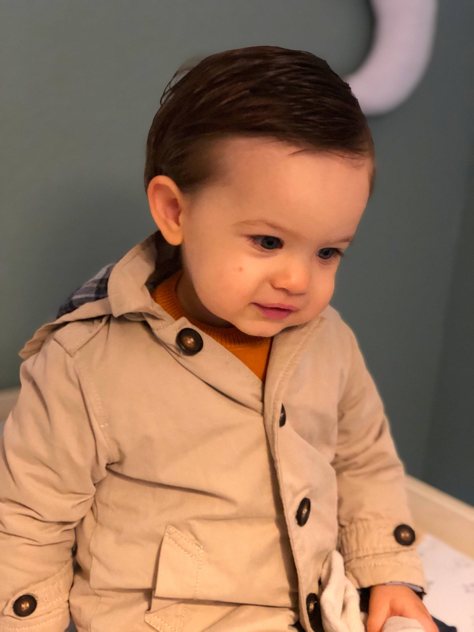 Ilyes participe au concours pour gagner de l'argent avec cette photo : baby, cheek, child, child_model, coat, ear, forehead, jacket, outerwear, overcoat, person, sleeve, toddler, trench_coat