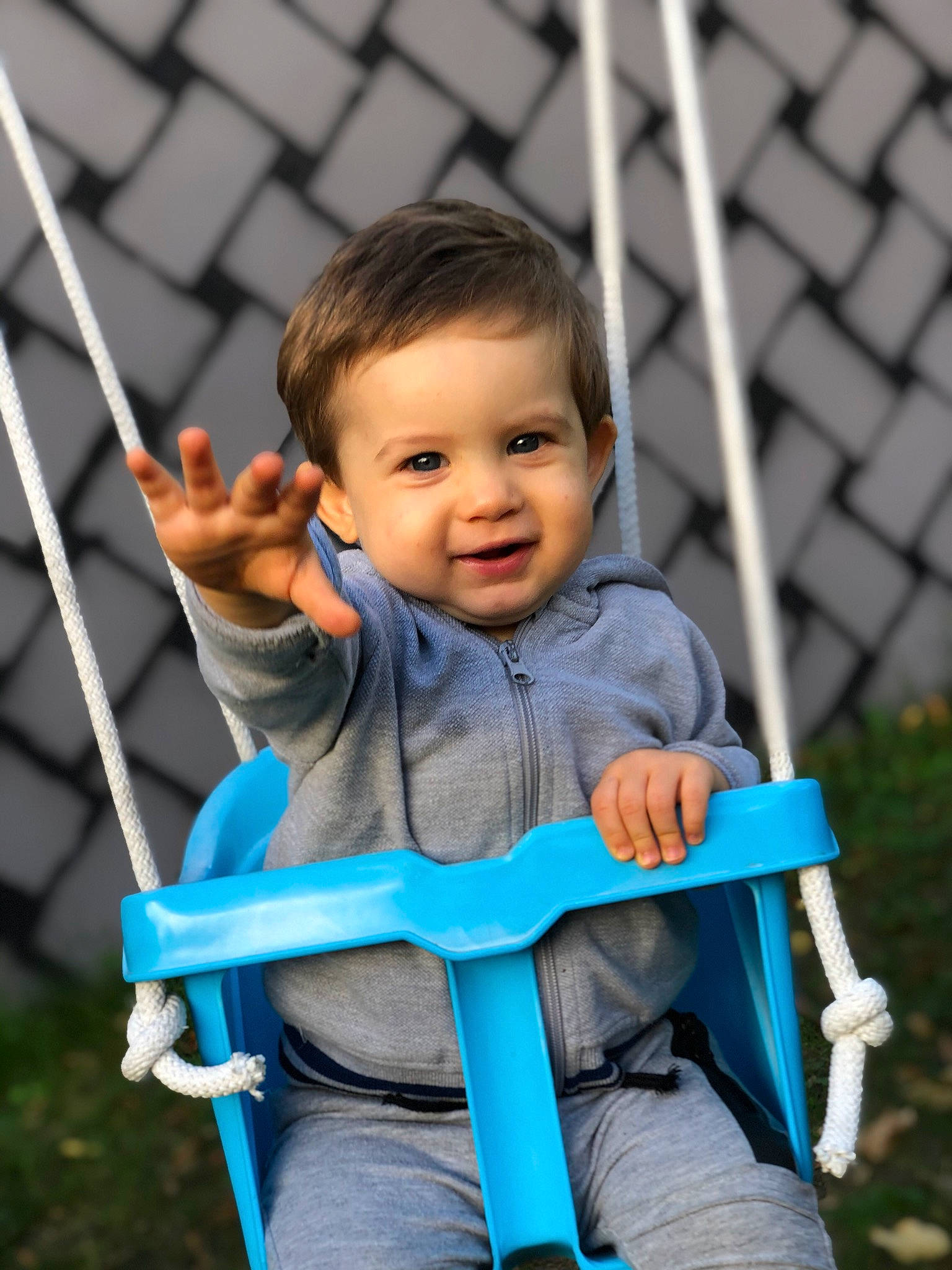 Ilyes a rejoint le concours — aidez-le/la à gagner de superbes lots ! baby, blue, child, outdoor_play_equipment, person, play, playground, skin, smile, swing, toddler, vacation, vehicle