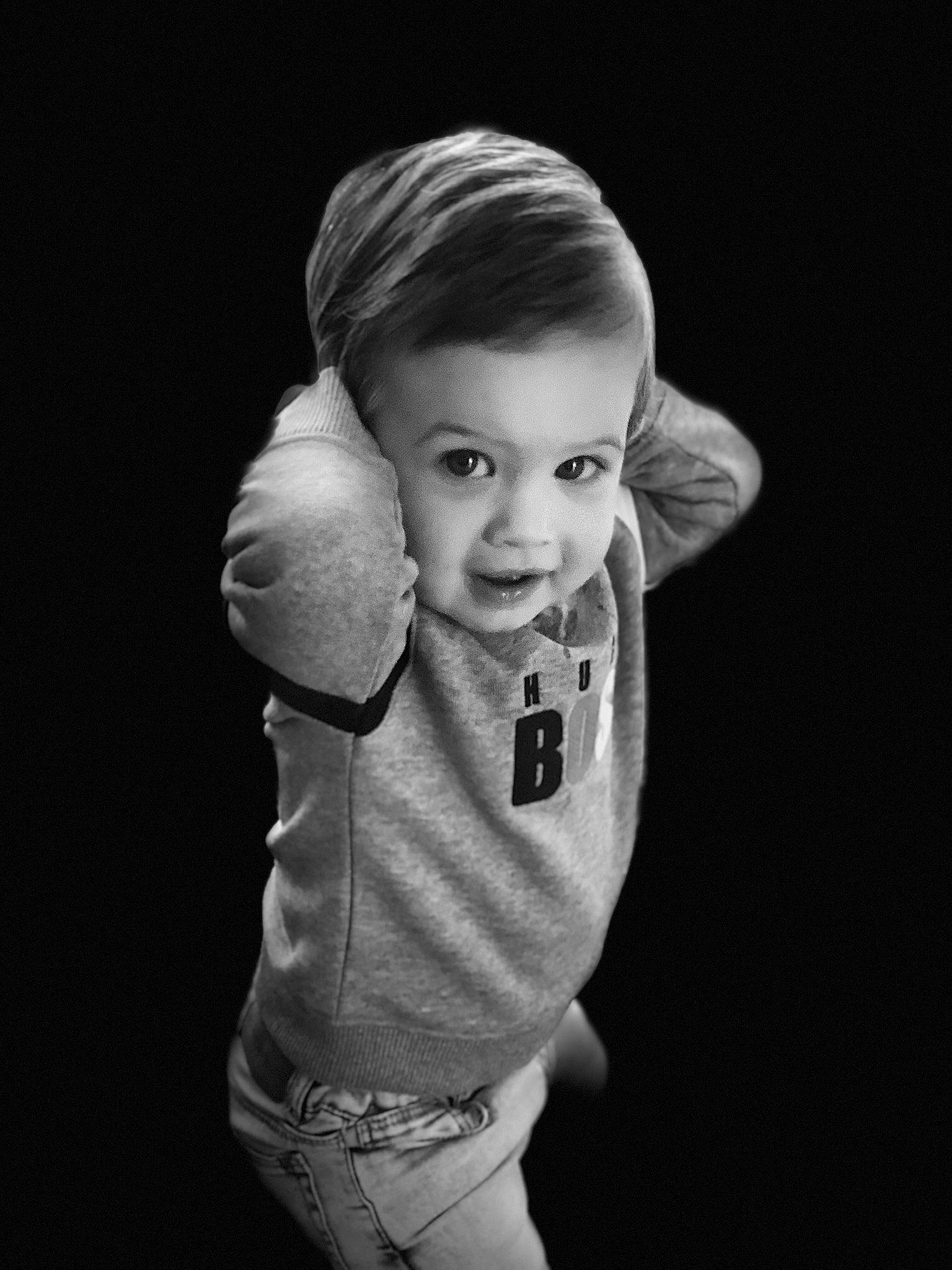 Ilyes participe au concours pour gagner de l'argent avec cette photo : arm, black, black_and_white, boxing_glove, cheek, child, child_model, flash_photography, hand, monochrome, monochrome_photography, person, photo_shoot, photograph, photography, portrait, portrait_photography, standing, stock_photography, style