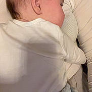 Layane a rejoint le concours — aidez-le/la à gagner de superbes lots ! adult, baby, blanket, closeup, comfort, cuddle, ear, family, head, hugging, indoor, infant, person, resting, skin, sleeping, soft_texture, tenderness, warmth, white_clothing