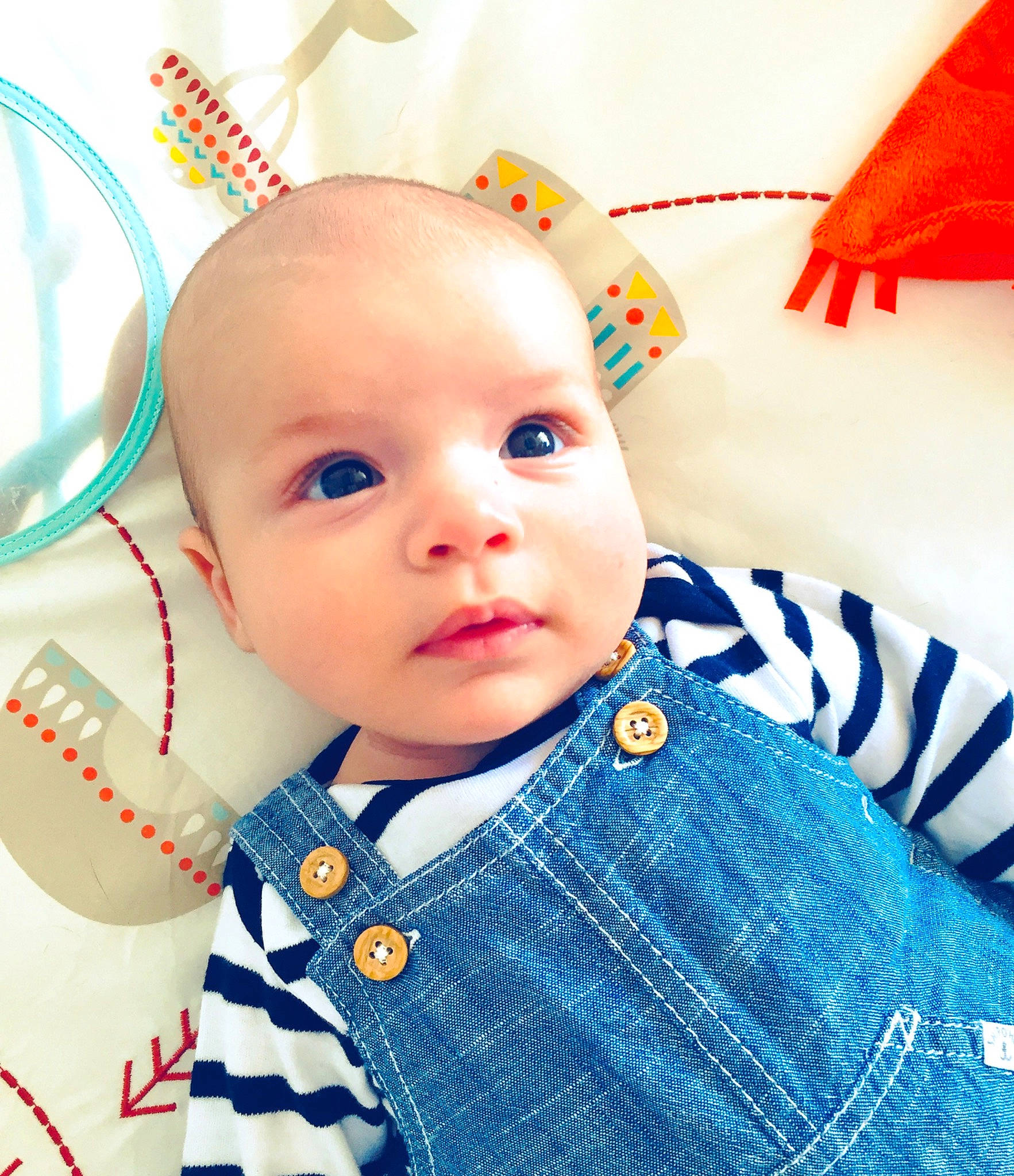 Tom a rejoint le concours — aidez-le/la à gagner de superbes lots ! boy, cheek, child, child_model, ear, forehead, hair_accessory, head, headband, headgear, infant, nose, party_hat, person, product, skin, smile, toddler