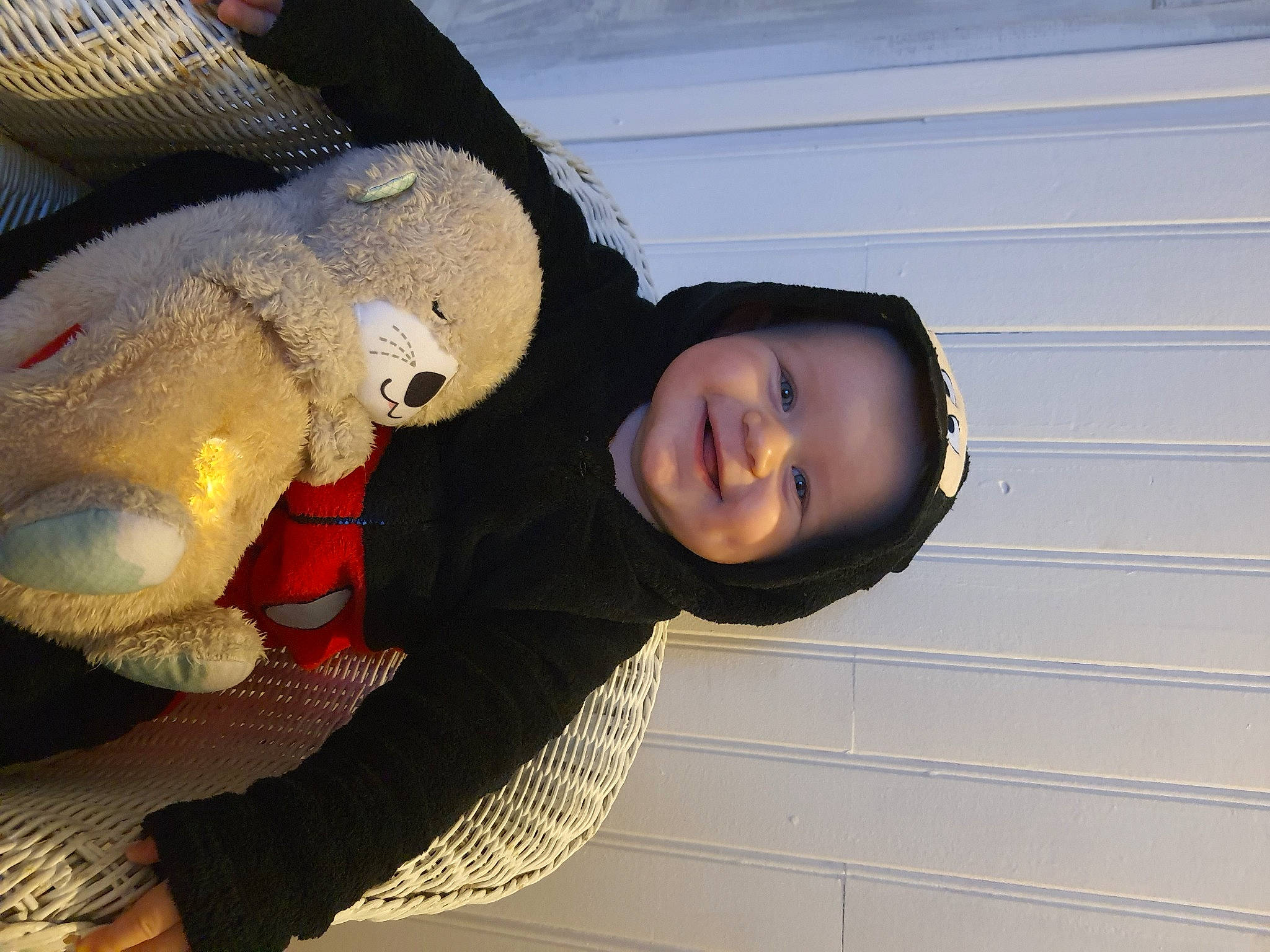 Djülyan a rejoint le concours — aidez-le/la à gagner de superbes lots ! black_hair, child, doll, flash_photography, fun, fur, happy, headwear, joy, linens, nose, pattern, person, plush, selfie, sitting, skin, sky, stuffed_toy, tints_and_shades