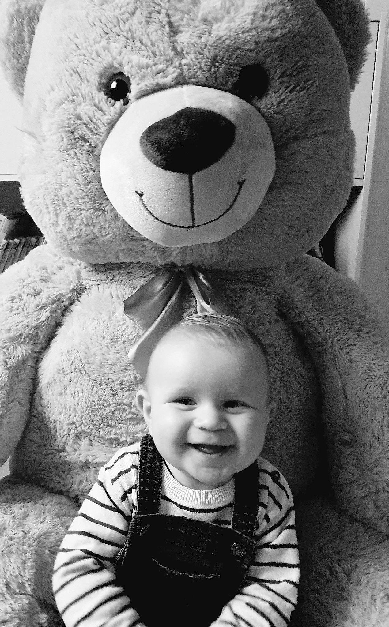 Djülyan participe au concours pour gagner de l'argent avec cette photo : black, black_and_white, cheek, clothing, facial_expression, flash_photography, gesture, happy, head, joy, mammal, mouth, nose, organ, person, photograph, product, skin, smile, toy