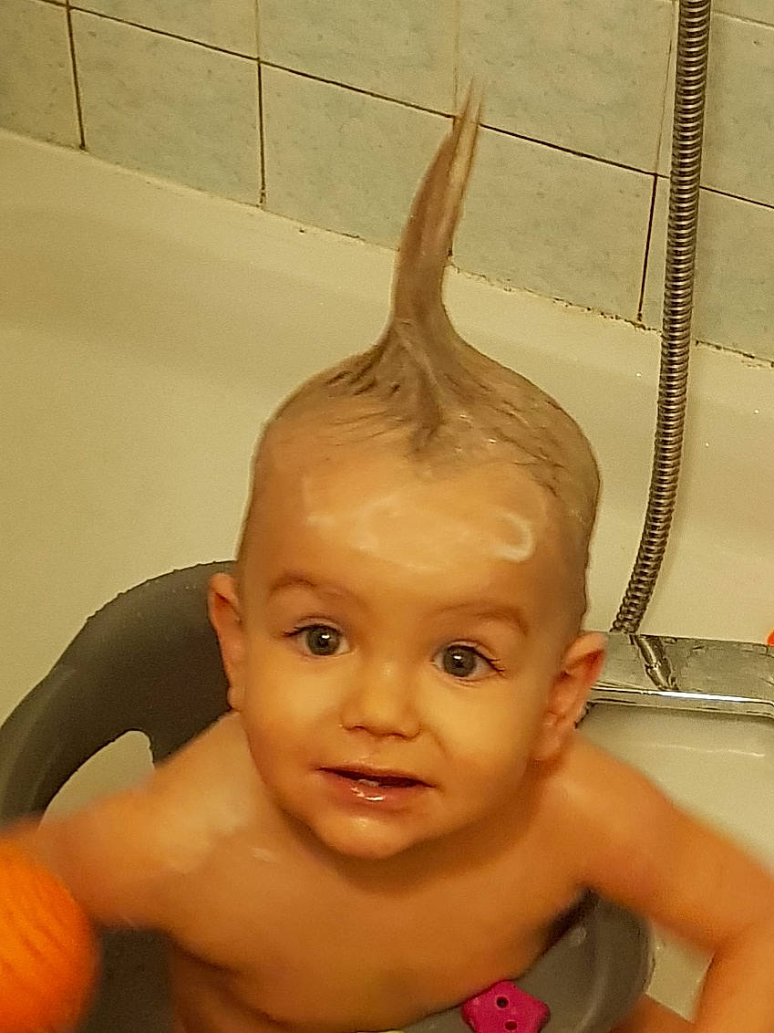 Elohan participe au concours pour gagner de l'argent avec cette photo : arm, bathing, cheek, chest, chin, ear, eye, eyelash, finger, forehead, hairstyle, head, human_body, iris, lip, mouth, muscle, neck, nose, person