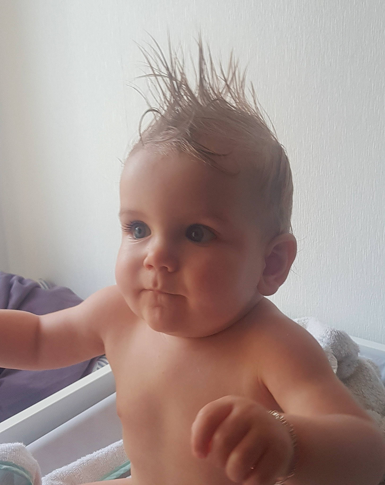 Elohan participe au concours pour gagner de l'argent avec cette photo : arm, baby, cheek, chest, ear, eyelash, gesture, hand, human_body, iris, joint, lip, mouth, muscle, neck, nose, person, shoulder, skin, stomach