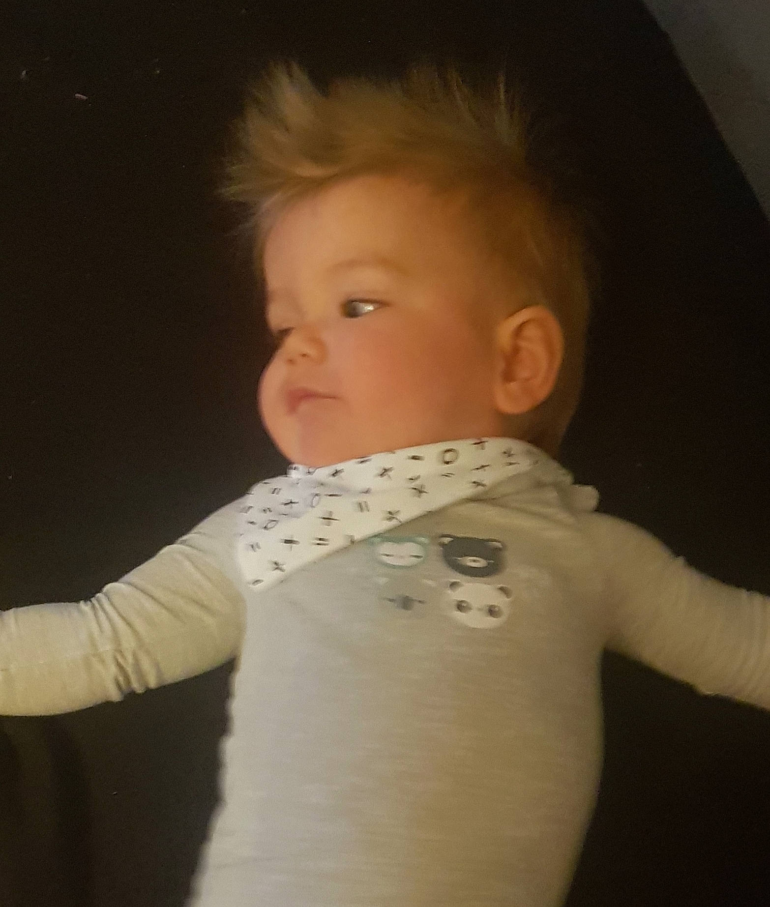 Elohan participe au concours pour gagner de l'argent avec cette photo : arm, cheek, collar, dress_shirt, eyebrow, eyelash, finger, flash_photography, forehead, gesture, human_body, joint, lip, neck, nose, outerwear, person, shoulder, skin, sleeve