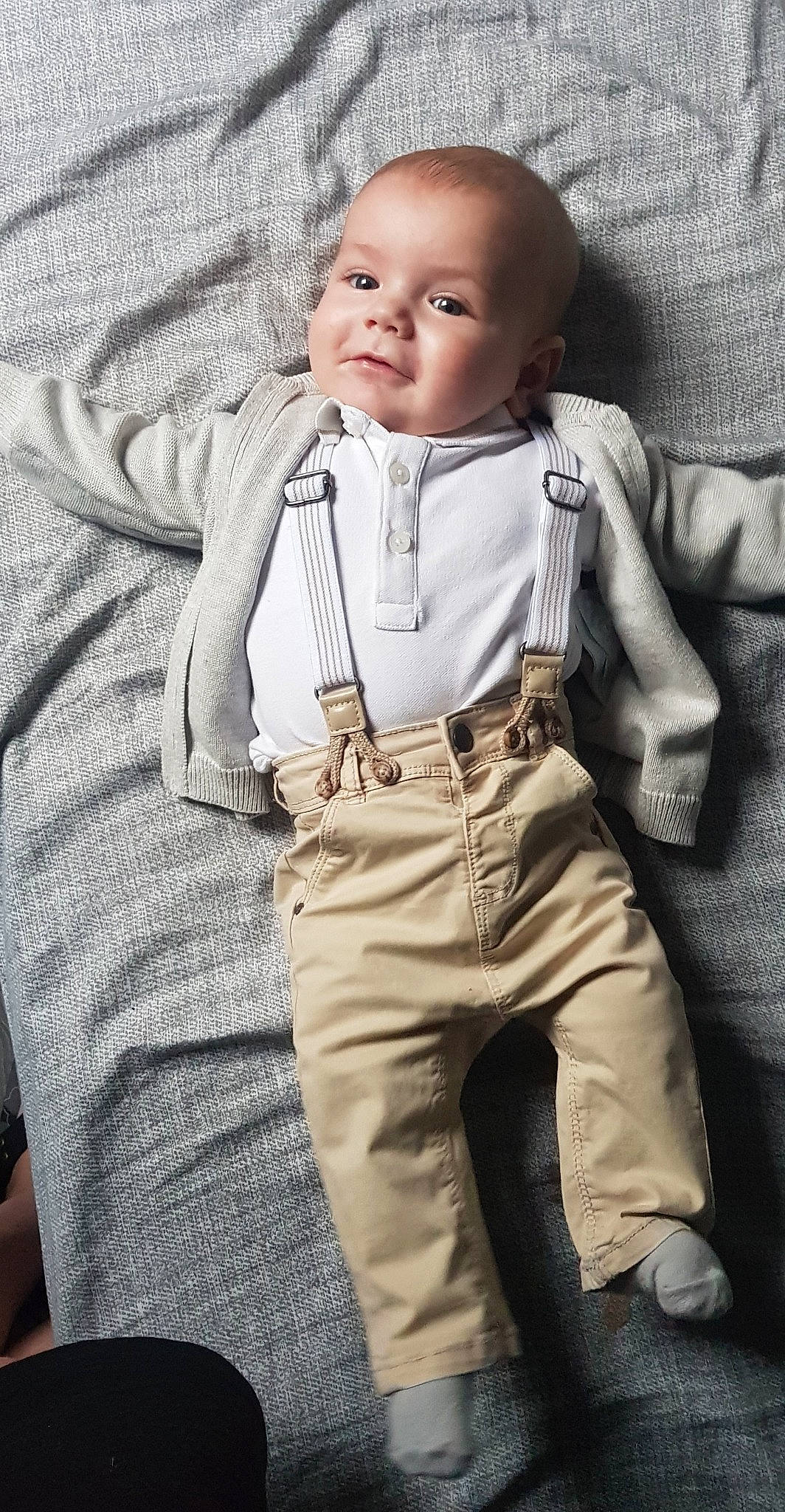 Elohan a rejoint le concours — aidez-le/la à gagner de superbes lots ! baby, baby_toddler_clothing, blazer, child, collar, dress_shirt, eye, formal_wear, gesture, grey, happy, head, human_body, khaki_pants, outerwear, person, photograph, sleeve, t_shirt, toddler