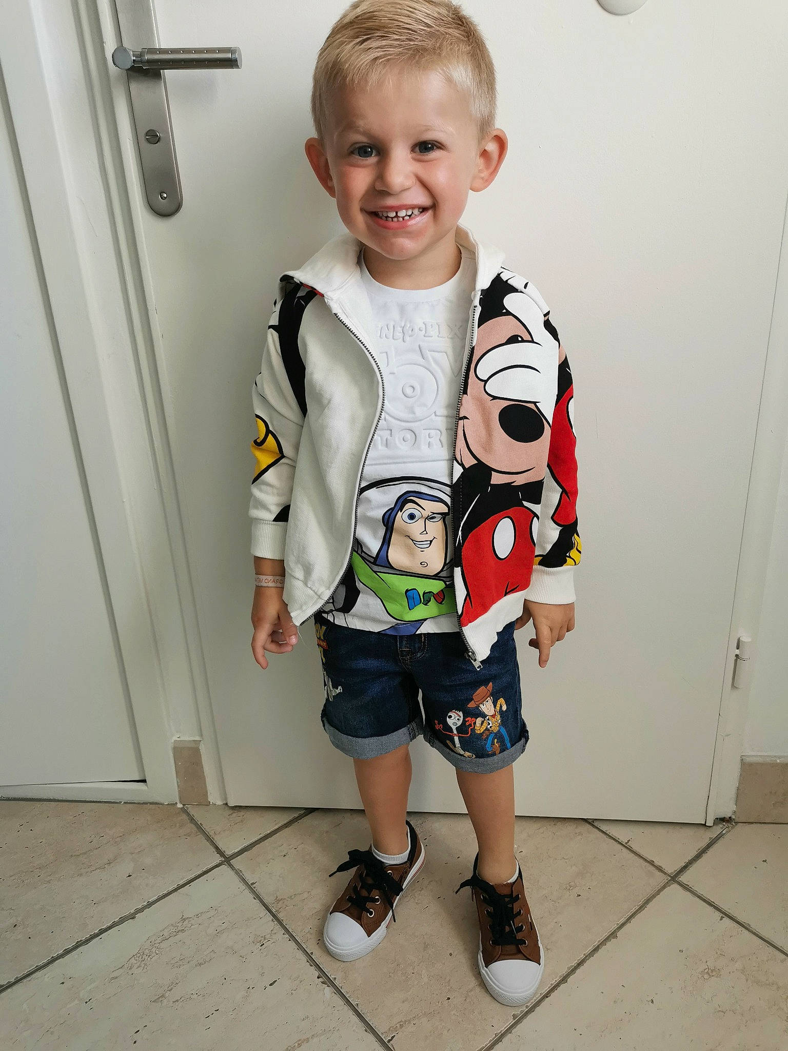 Ezio participe au concours pour gagner de l'argent avec cette photo : child, clothing, footwear, joy, outerwear, person, shoe, shorts, sleeve, t_shirt, toddler