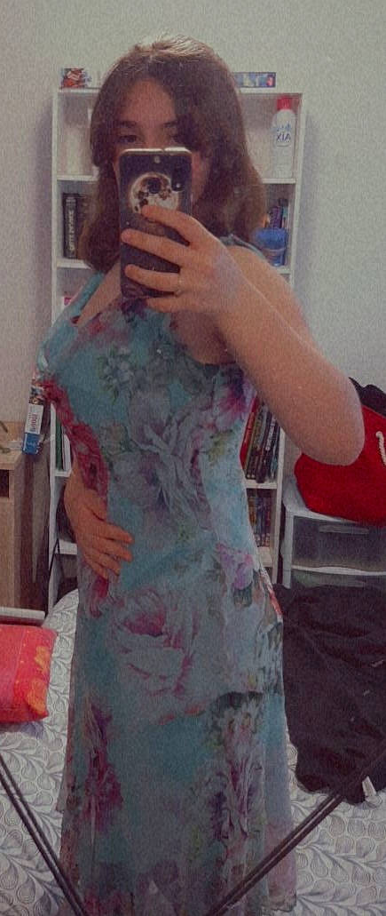 Faustine a rejoint le concours — aidez-le/la à gagner de superbes lots ! arm, chest, cool, elbow, eyewear, fashion_design, finger, gesture, hairstyle, joint, long_hair, neck, person, pink, selfie, shoulder, sleeve, t_shirt, thigh, trunk