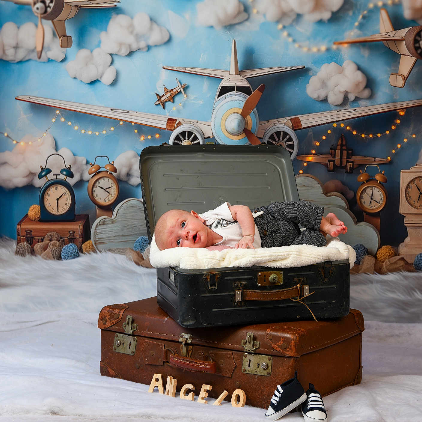 Angelo a rejoint le concours — aidez-le/la à gagner de superbes lots ! airplane, baby, child, clock, clouds, cute, decor, fairy_lights, floor, infant, lights, name_letters, portrait, retro, sleeping, small_shoes, soft_texture, suitcase, toy, vintage