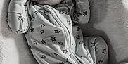 Angelo a rejoint le concours — aidez-le/la à gagner de superbes lots ! baby, black_and_white, blanket, child, clothing, cozy, cute, feet, hands, infant, monochrome, newborn, pajamas, peaceful, portrait, rest, sleeping, soft, stars, texture