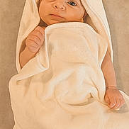 Angelo a rejoint le concours — aidez-le/la à gagner de superbes lots ! baby, blanket, child, cozy, cute, expression, eyes, face, hand, hood, indoor, infant, lying_down, newborn, portrait, skin, soft, towel, warm, wrapped