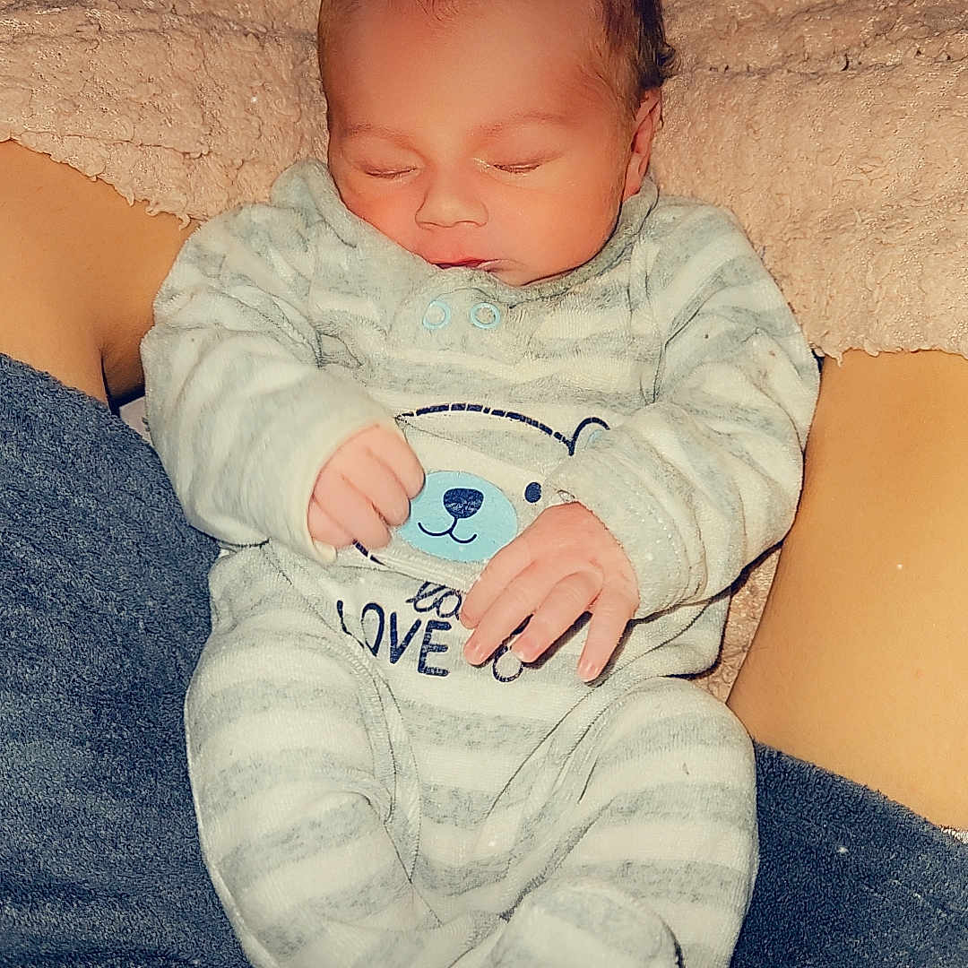 Lyan a rejoint le concours — aidez-le/la à gagner de superbes lots ! baby, bed, bedroom, blanket, bodypart, clothing, face, finger, furniture, hand, happy, head, indoors, newborn, pants, person, photography, portrait, room, sleeping