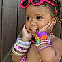 Syana a rejoint le concours — aidez-le/la à gagner de superbes lots ! accessory, beads, bracelets, child, colorful_accessories, cute, face, fashion, hand, happy, jewelry, necklace, outdoor, person, pink_sunglasses, portrait, skin, smiling, toddler, wooden_background