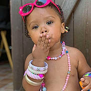 Syana participe au concours pour gagner de l'argent avec cette photo : accessories, beads, bracelets, child, cute, expression, face, fashion, hand, necklaces, outdoor, person, pink, portrait, skin, smile, sunglasses, toddler, wooden_background, young