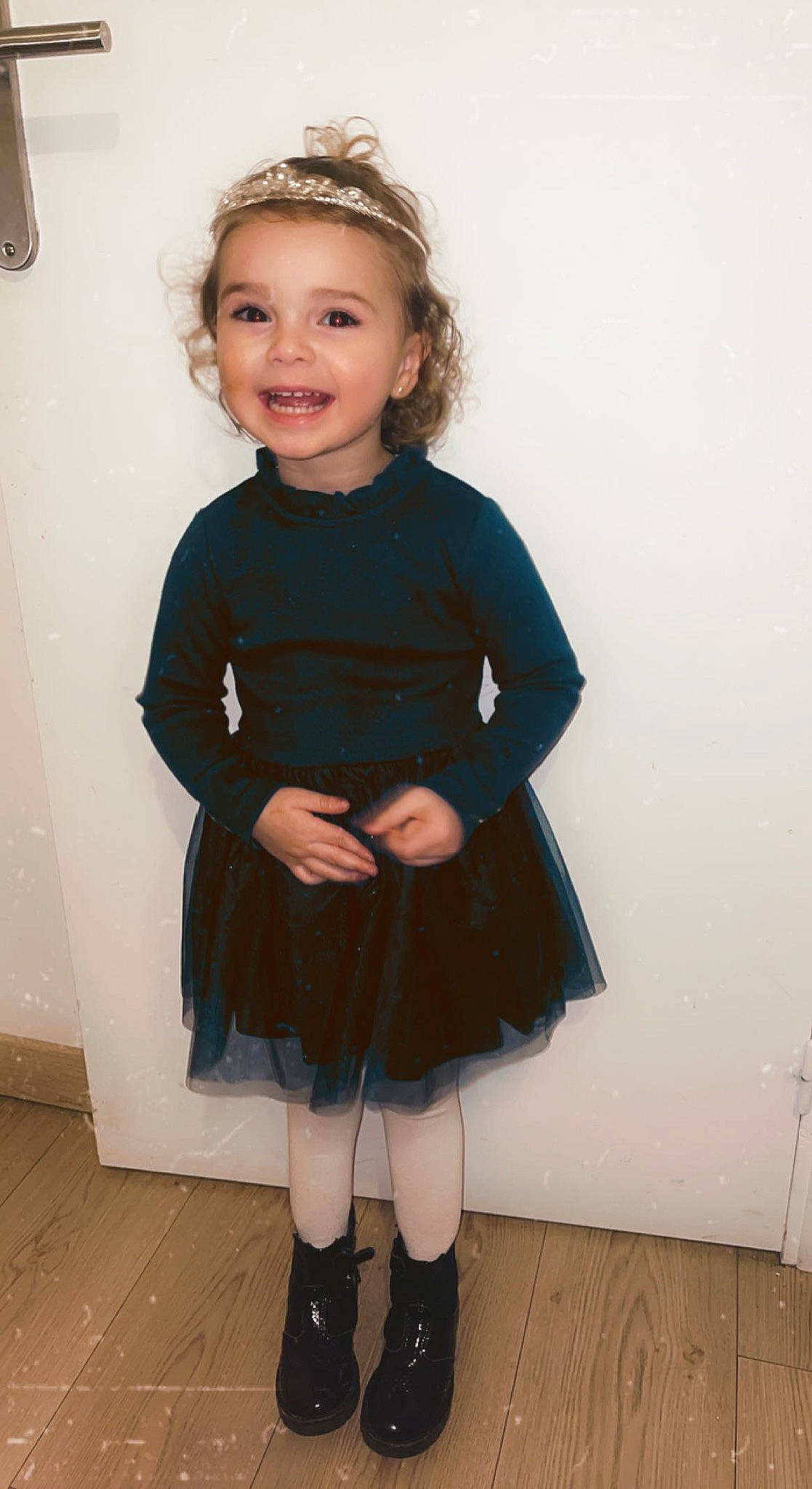 Octavia participe au concours pour gagner de l'argent avec cette photo : black, clothing, day_dress, electric_blue, fashion_design, flash_photography, formal_wear, hair, happy, head, iris, joint, joy, knee, neck, one_piece_garment, person, shoulder, sleeve, smile