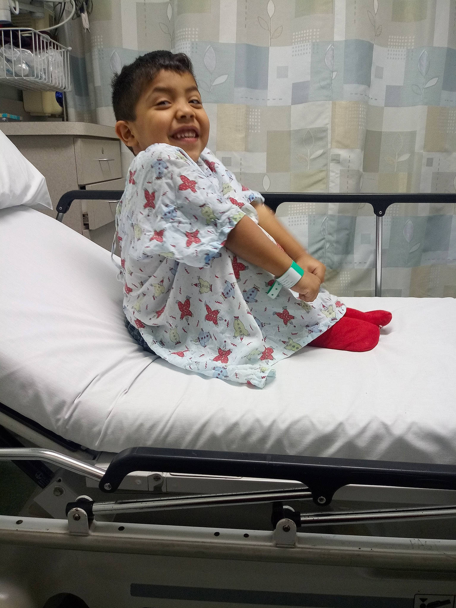 Gabriel is registered to the contest to win money with this photo: baby, birth, child, comfort, hospital, hospital_bed, patient, person, textile